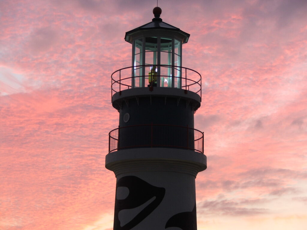 lighthouseatdusk istock 000000367223 l2